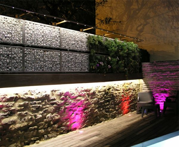 kūrybiškai suprojektuota akmens siena su įdomiu apšvietimu