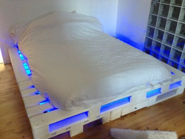 kreativt utformet bed-of-paller-moderne-belysning