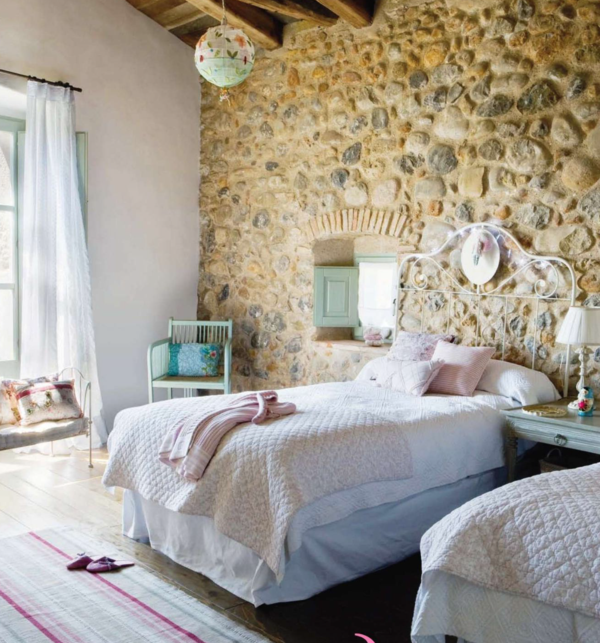 Kūrybiškai suprojektuota miegamasis-komfortas už sienos - elegantiška lova su baltos antklodės dangteliais