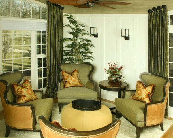 ustvarjalno zasnovana dnevna soba s stenskimi barvami oljk zelenih številnih foteljih