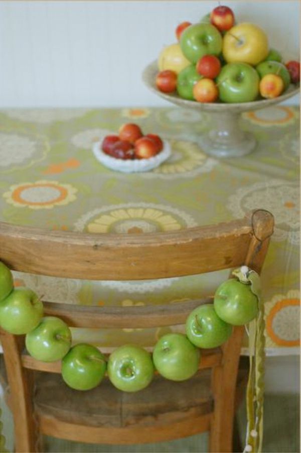 Kreatywna dekoracja jabłka na stole