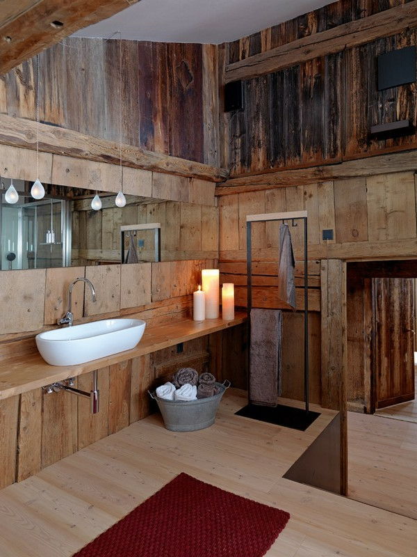Kreatywny projekt łazienki - duże lustro, drewniane ściany