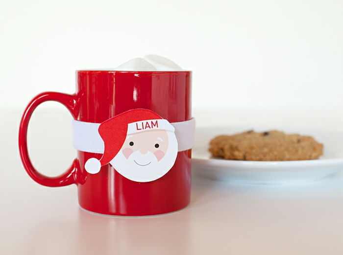 Puiki Kalėdų idėja, raudona puodelė su Kalėdų Seneliu, mėgaujantis karštu šokoladu