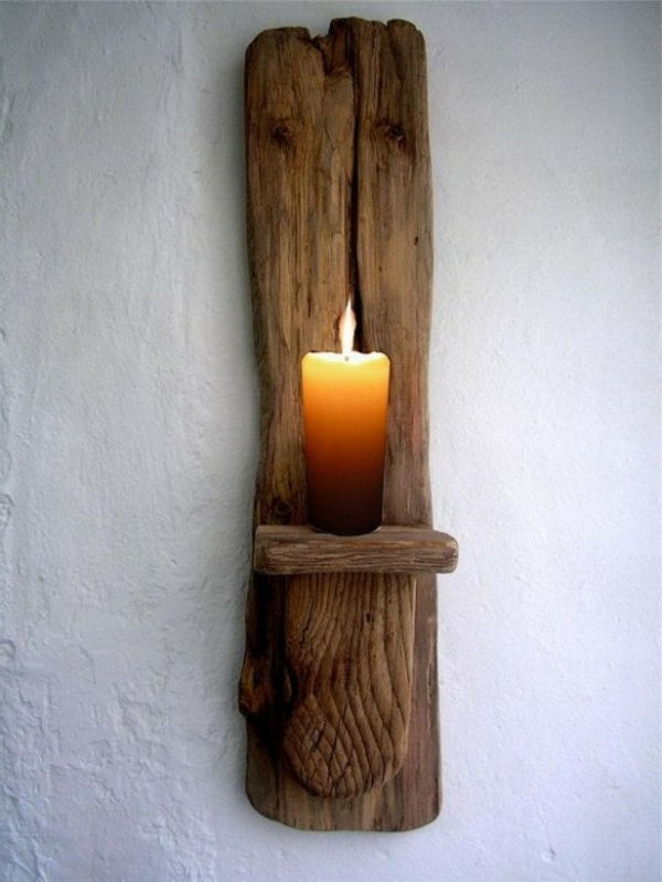 držalo sveč, narejeno iz drevesa, ki visi na steni