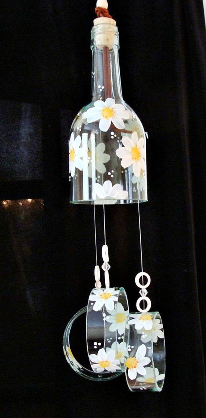 gražus stiklo butelio dekoravimas su baltomis gėlėmis