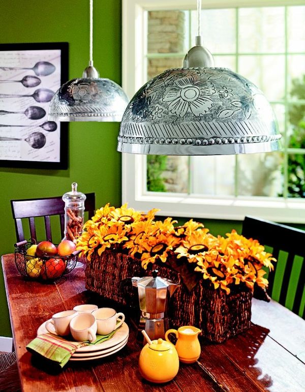 lampadario con quadri floreali nella sala da pranzo - crea le tue idee