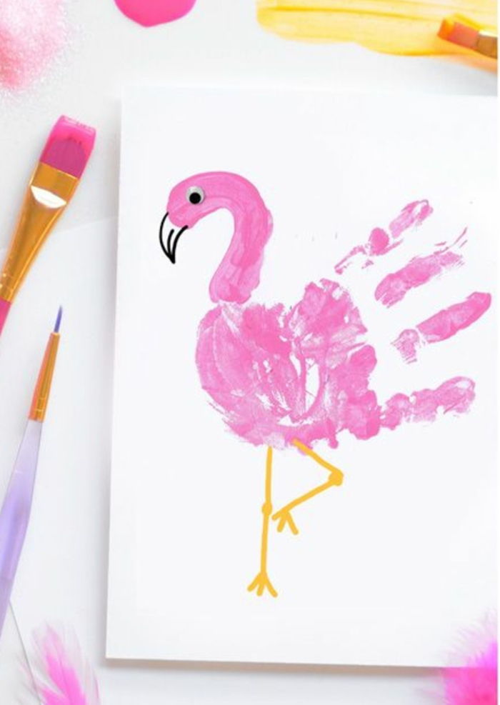 Rankų spaudos piešinių dizainas, rožinis flamingo piešinys, puikios idėjos mažiems vaikams