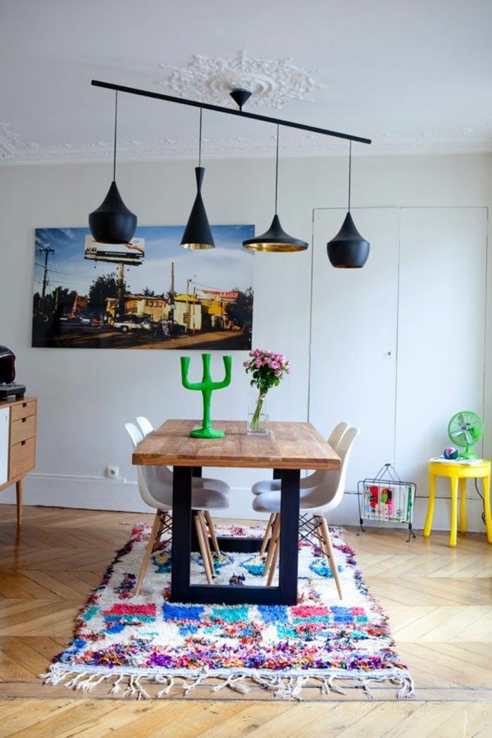 kreative rommet-design-svart designer lamper-grønne Lysestake gul krakk teppe fargerike mønstre