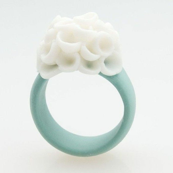 kūrybinis modelis Ponios žiedas turkio spalvos porceliano balta apdaila su gėlių motyvais