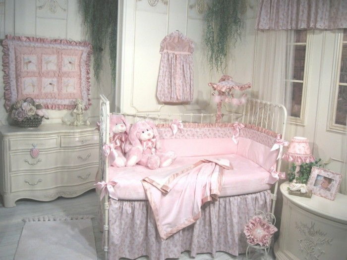 ustvarjalno-design-baby-posteljica-z-roza-posteljnino
