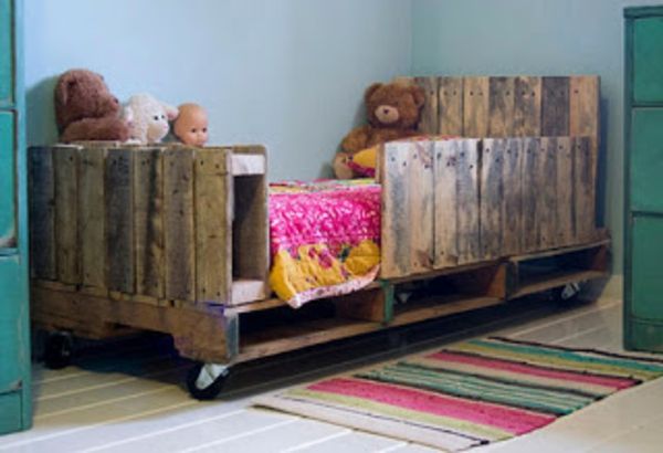 creatief-model-of-bed-out-pallets in de kinderkamer