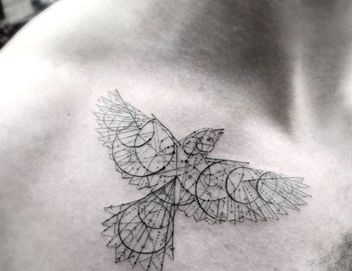 Paukščių tatuiruotė su daugybe ratų ir spiralių, daugybė trikampių ir linijų