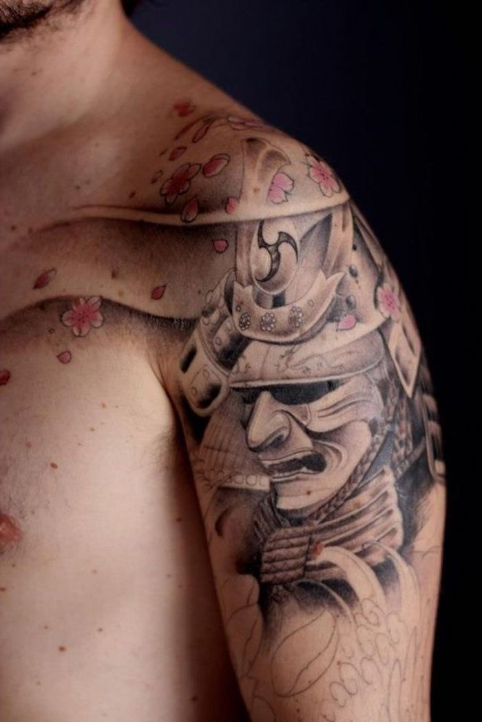 Guerreiro japonês, braço, braço tatuagem em preto e cinza, rosa flores