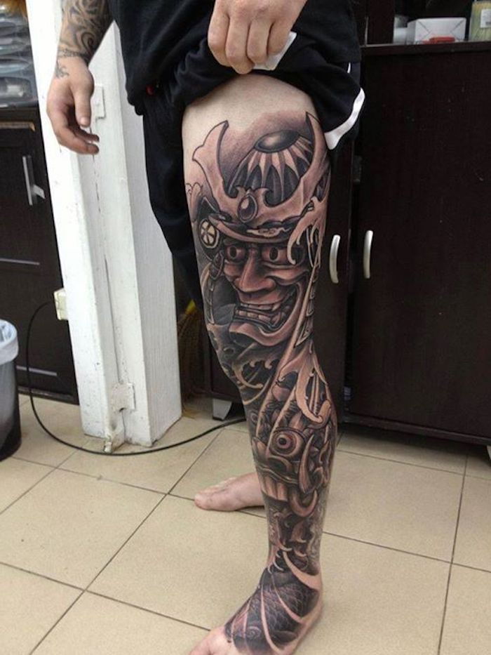 guerreiro japonês, perna, beintattoo, tatuagem japonesa em preto e cinza