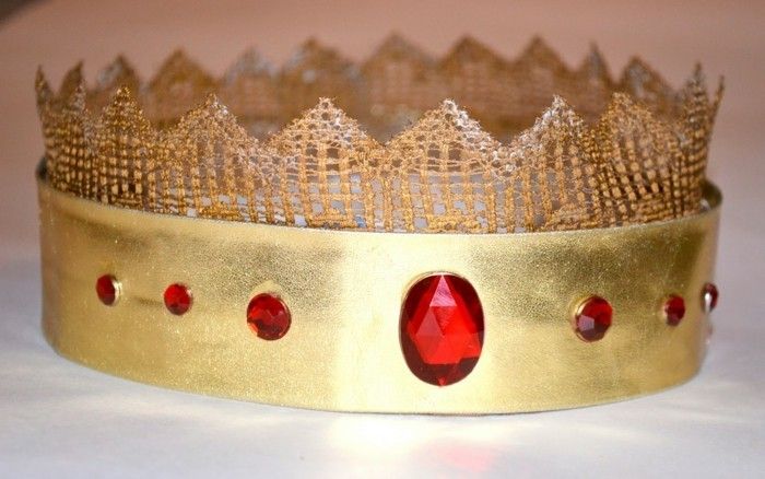 Crown-Druciarz-su-raudonų akmenų
