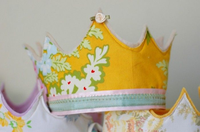 crown-Carnival-s-kvety-pattern