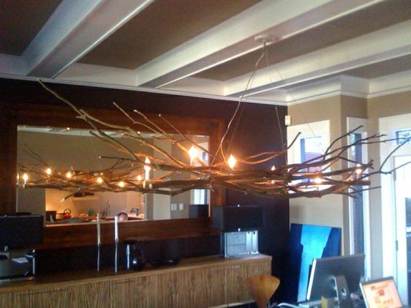 Lampadario fatto di bastoncini di legno - nella sala da pranzo
