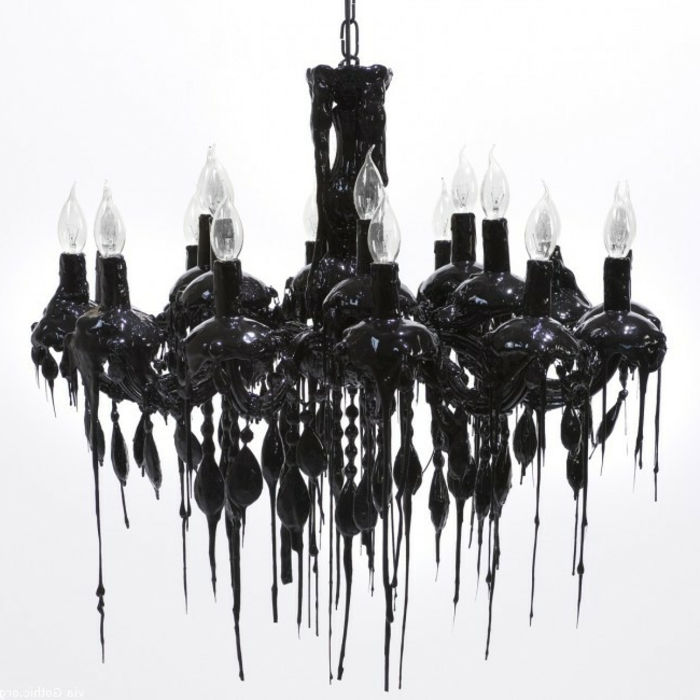 candelabru gotic modern în culoarea neagră, cu lanț și multe becuri în formă de lumânări