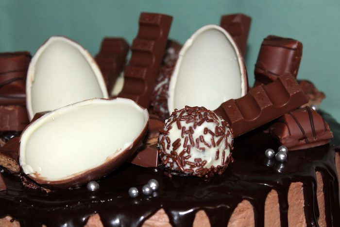 çocuk yumurtaları çocuk çubukları ve çikolata bileşimi - şeker pasta