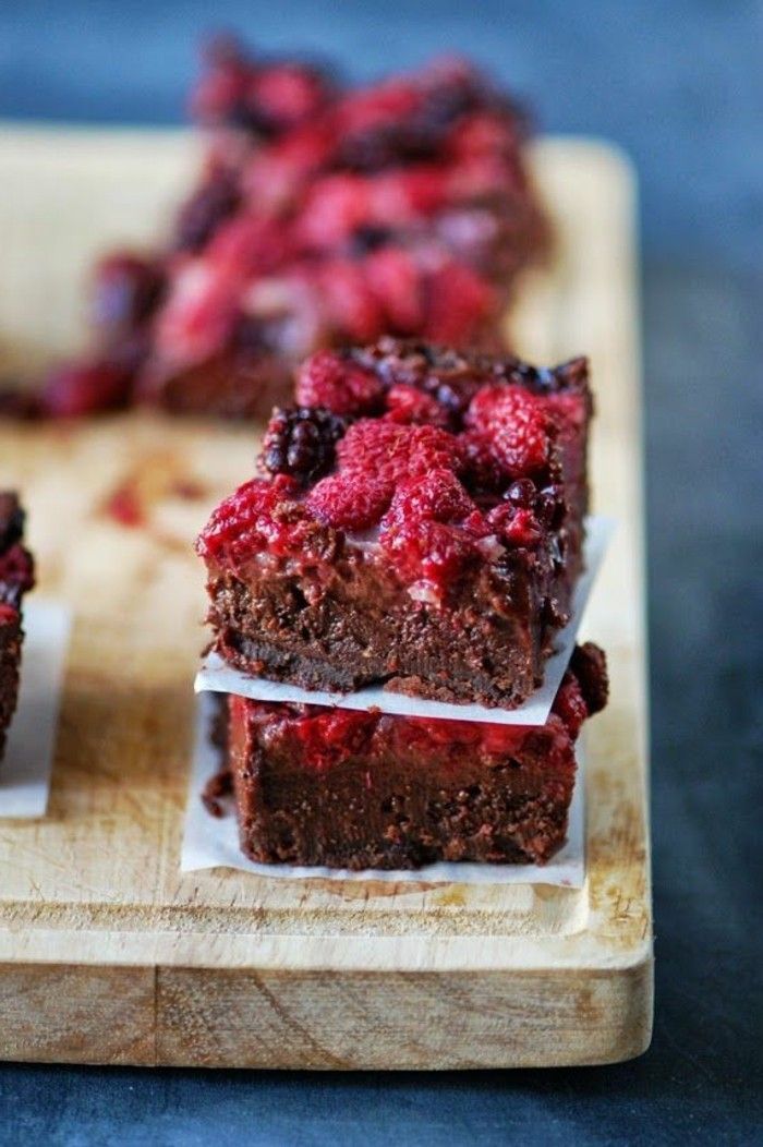 torta-s-červené ovocné želé-šotek-s-červeného ovocia a červené bobule-malina-jahoda-čokoládovú tortu kusov