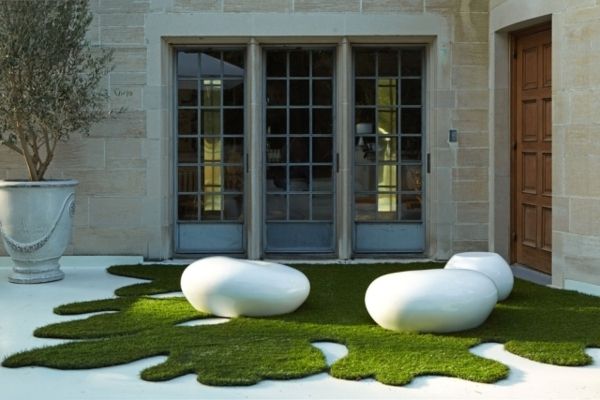 umetna terasa balkonska terasa preproga zanimiva oblika - belo pohištvo in steklene stene