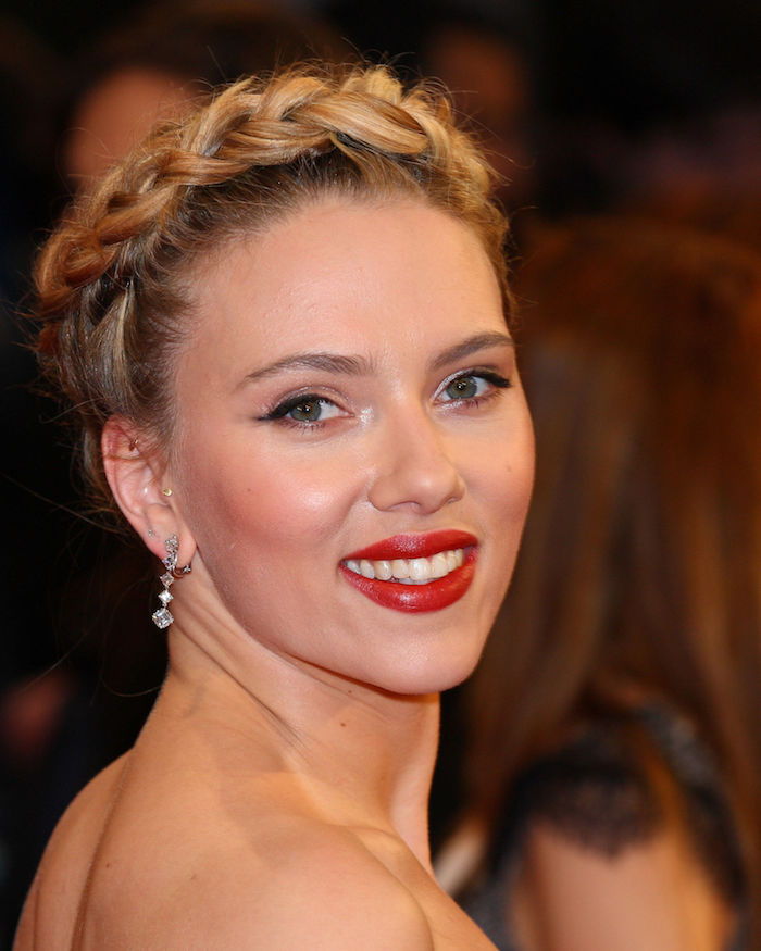 krásne krátke účesy Scarlett Johansson, krásne náušnice, červená rúž