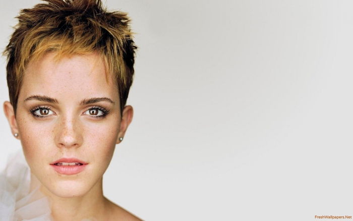 Emma Watson, modern kısa saç modelleri, sarışın iplikçikler, kestane saçları, pratik saç kesimi için fikirler