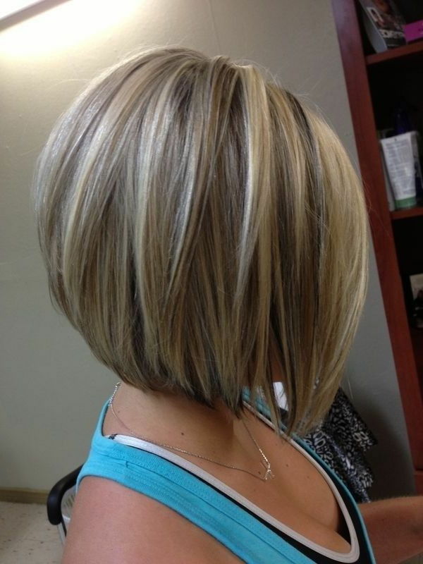 kort hår frisyrer-för-girl-blonde-hair blue-kläder