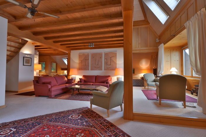 nuolydžio stogo dizainas gražus dizainas persų kilimėlio langas ant stogo sofos fotelio