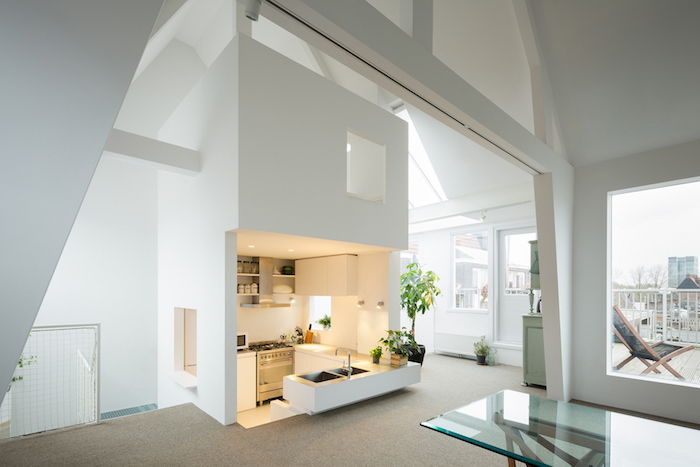 Plokščias modernias mini virtuves, baltos spalvos baltos, suprojektuotas plokščias langas