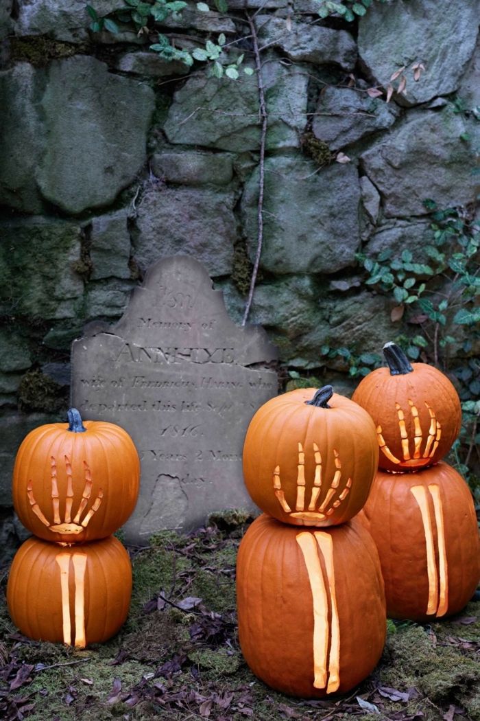 Creepy moliūgai kapinėse, tuščiaviduriai ir iškasti, patys Halloween apdaila