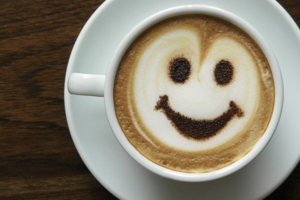 smilende kaffe - hvit kopp