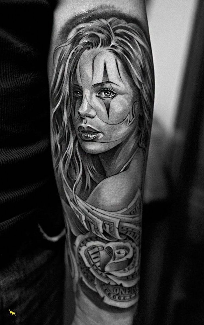 Ruka s veľkým čiernym tetovaním La Catrina s mladou ženou s čiernymi perami a očami as veľkou čiernou ružou