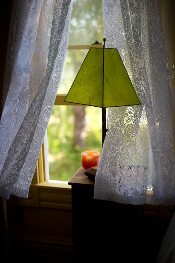 Lamp voor vensterbank met groene lampenkap