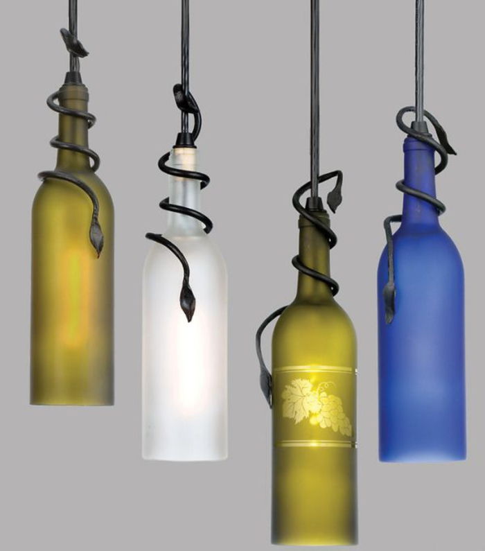 Lamper laget av vinflasker selv, tre forskjellige farger, iøynefallende på rommet