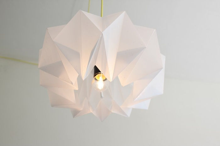 Tinker lampeskjerm av hvitt papir, origami lampe, DIY ideer for voksne