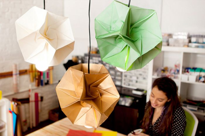 Tinker lampeskjermer laget av papir, tre forskjellige farger, ekte blikkfanger i rommet