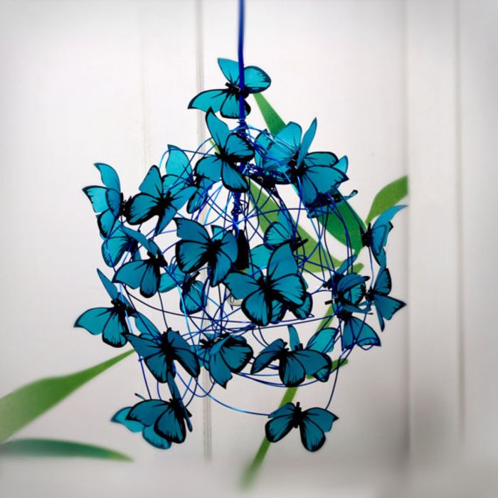 Lekken lysekrone gjør deg selv, lampeskjerm med blå sommerfugler, DIY for voksne