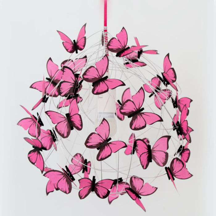 Dekorere lampeskjerm med rosa sommerfugler, inspirerende DIY ideer for voksne
