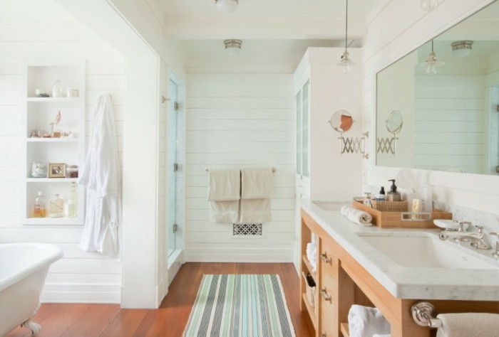 house-badrum-med-mattan-runner-bassäng-med-marmor-platt och trä-under skåp