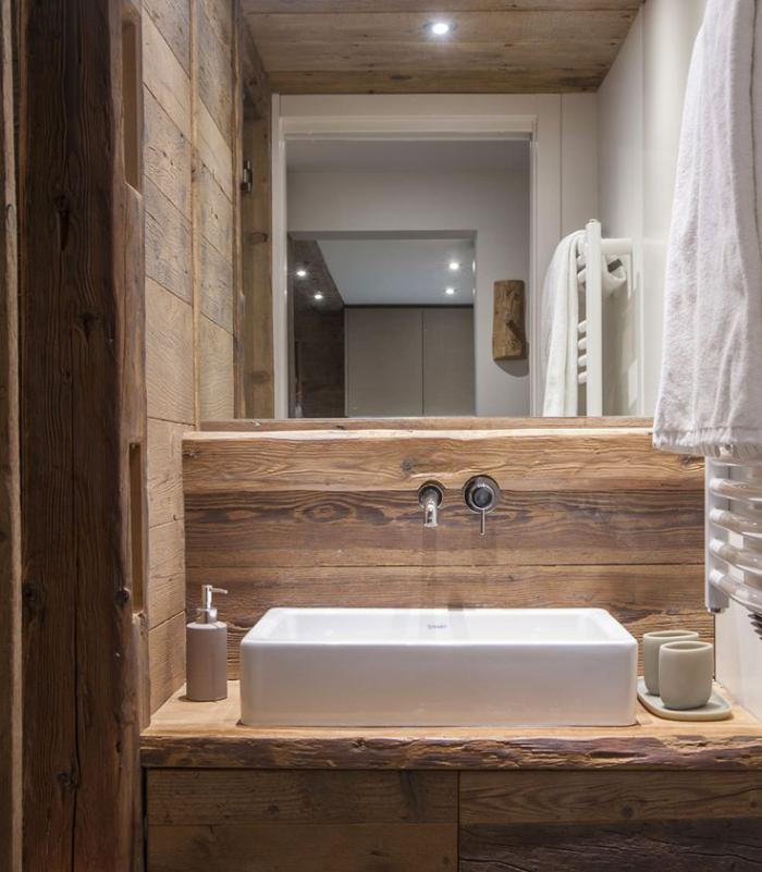 Hiša-kopalnica-umivalnik-les-moderne-kopalnica-oprema