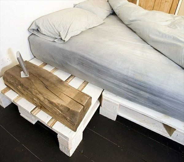 landhuis-bed-pallets - houten tafel ernaast