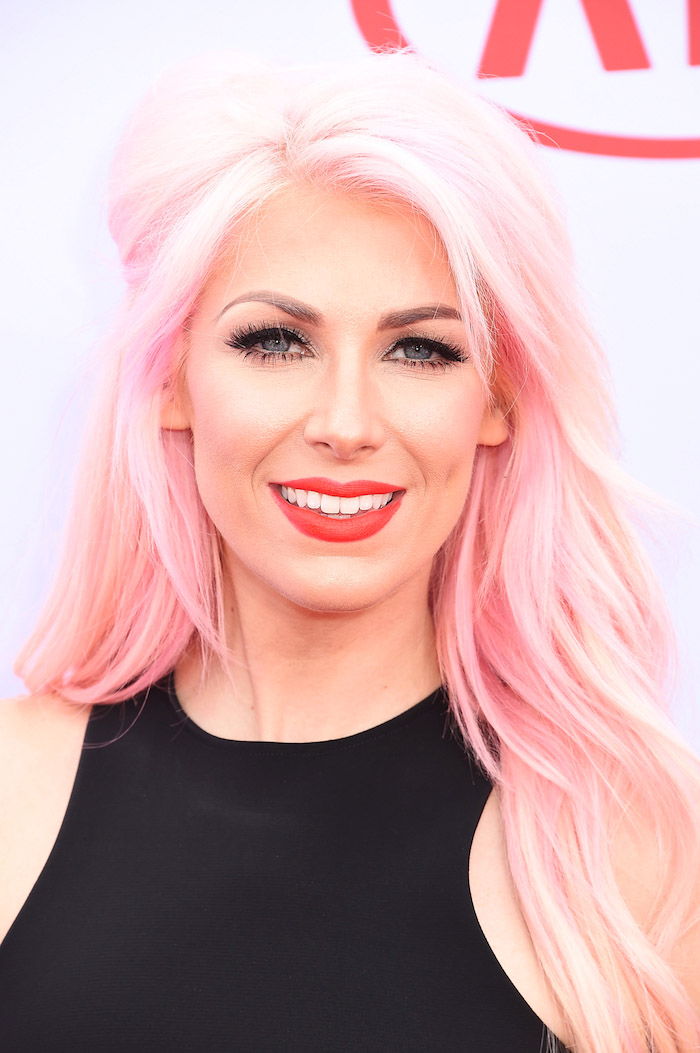 Pastel de păr, femeie cu ochi albaștri și păr lung, roz pastel, culori moderne de păr
