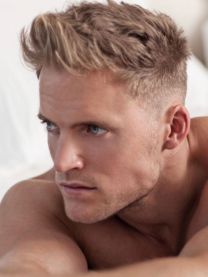 Undercut hårklippning går bra med alla män blonda hår man modell blå ögon