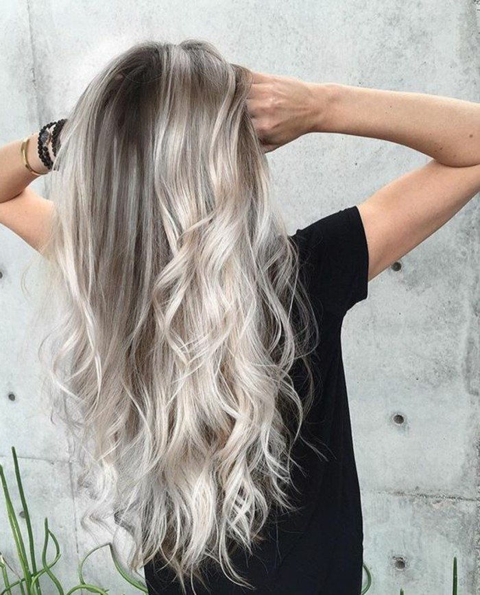 lange krøllete hår-grå-farge