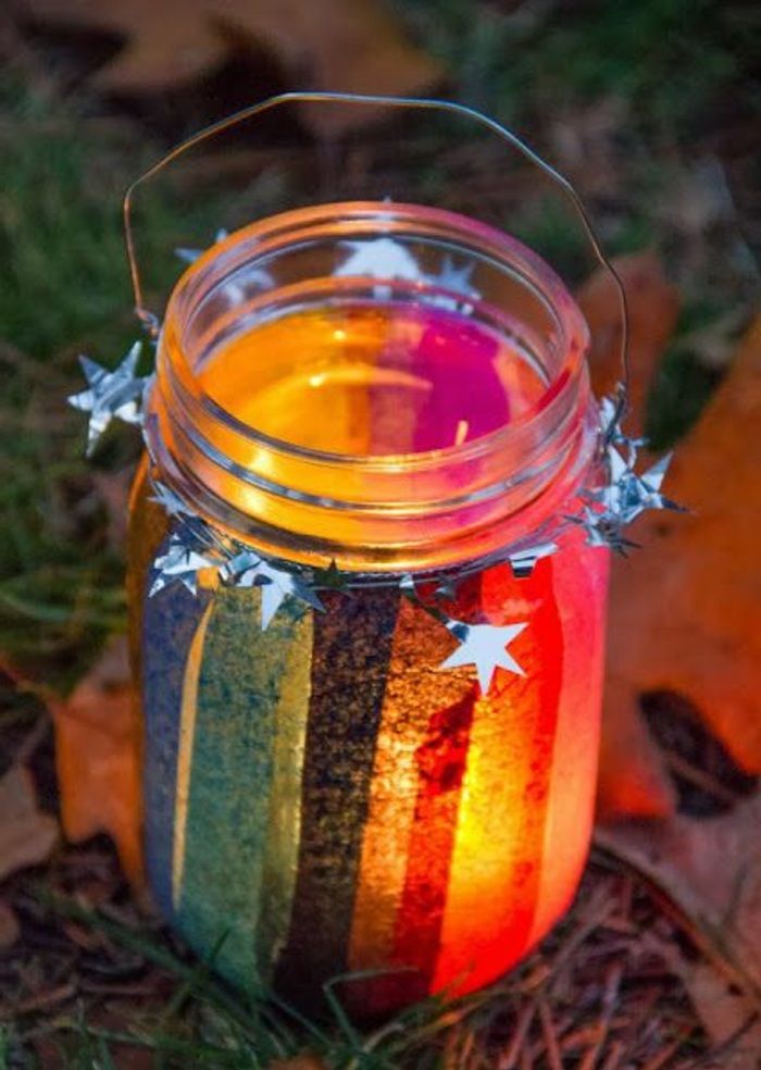 Mason jar decorado com tiras de papel colorido e estrelas de prata