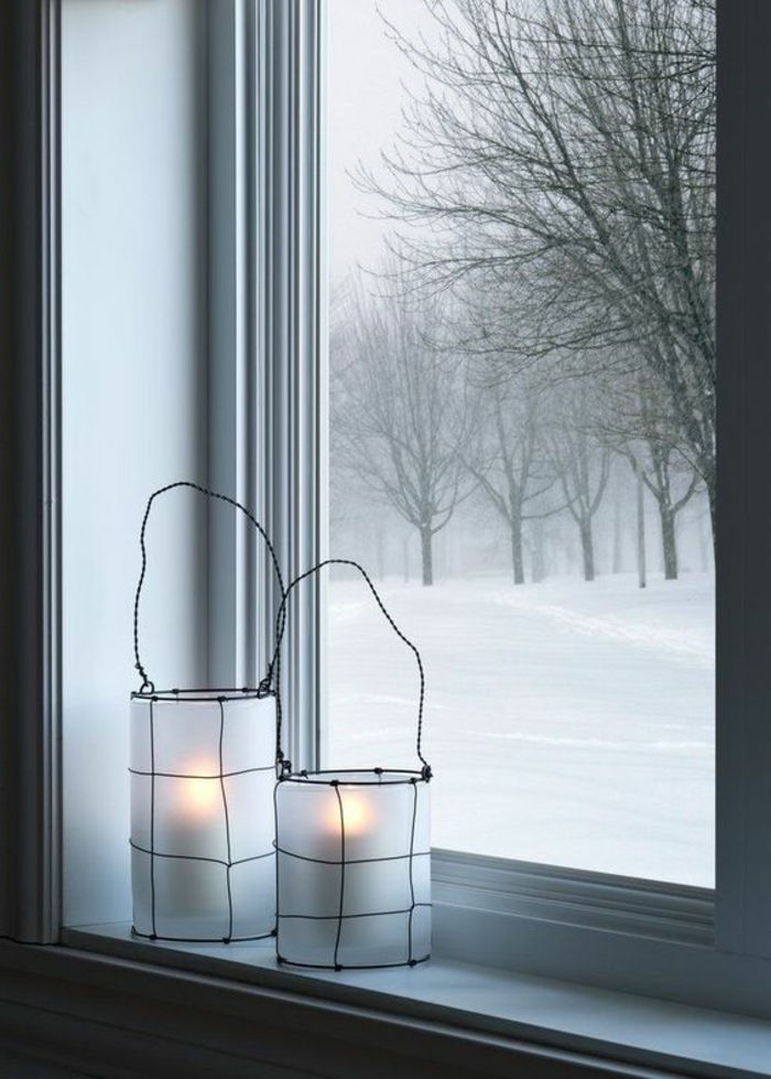 lanterna bianca fatta di carta oleata con gancio nero di filo, finestra, inverno