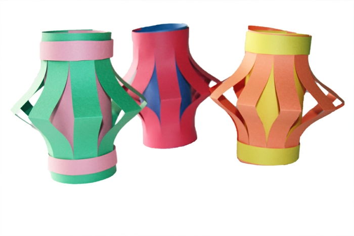 lanternă-cositori-cu-mici-copii-foarte colorat