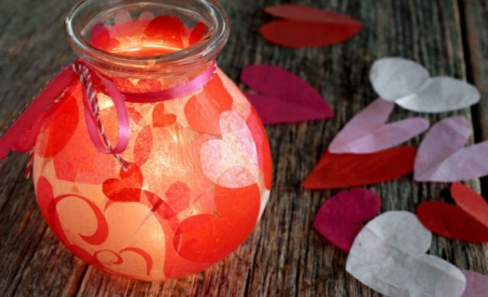 faça a lanterna própria do vaso de vidro grande, redondo, corações de papel, papel de tecido, laço, linha