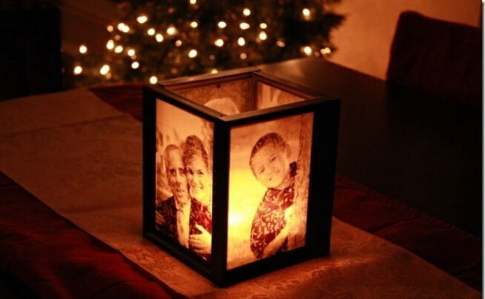 rodinné fotografie, čierny rám, stolík, vianočný stromček, pergamenový papier, diy dekorácie